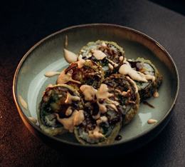 Tempura roll z łososiem i awokado